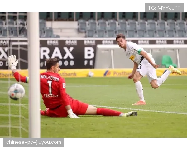 花絮:门兴主场小球迷因球队进球喜极而泣,画面被电视转播捕捉 花絮:门兴主场小球迷因球队进球喜极而泣,画面被电视转播捕捉